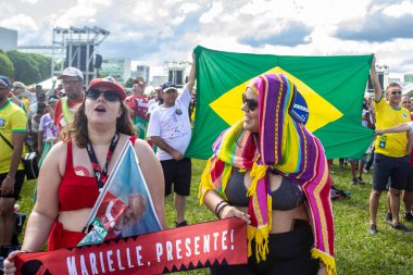 Elinde pankart olan iki kadın 