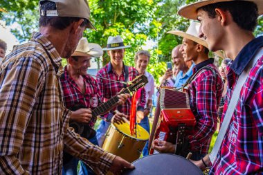 Brezilya 'da tipik bir parti olan Kralların Şöleni' nde çalan ve şarkı söyleyen bir grup insan.