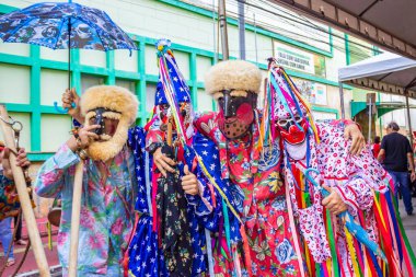 Bir grup maskeli insan. Kralların Revelry of Kings 'deki tipik figürler, Katolik ve folklorik bir tezahür, ki bu da İsa Mesih' in doğumunda Magi Krallarının hayranlığını kutlamakla karakterize edilir..