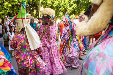 Bir grup maskeli insan. Kralların Revelry of Kings 'deki tipik figürler, Katolik ve folklorik bir tezahür, ki bu da İsa Mesih' in doğumunda Magi Krallarının hayranlığını kutlamakla karakterize edilir..