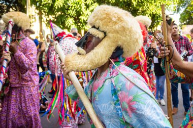 Bir grup maskeli insan. Kralların Revelry of Kings 'deki tipik figürler, Katolik ve folklorik bir tezahür, ki bu da İsa Mesih' in doğumunda Magi Krallarının hayranlığını kutlamakla karakterize edilir..