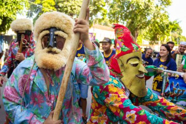 Bir grup maskeli insan. Kralların Revelry of Kings 'deki tipik figürler, Katolik ve folklorik bir tezahür, ki bu da İsa Mesih' in doğumunda Magi Krallarının hayranlığını kutlamakla karakterize edilir..