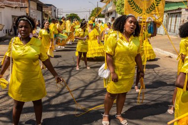 Kongadas de Goiania sırasında sarılar içinde dans eden bir grup kız, Afrikalı-Brezilyalı kültürel ve dini bir dışavurum..
