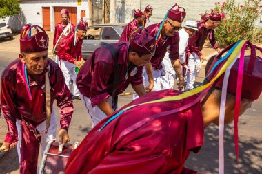 Kırmızı elbiseli, dans eden ve Congadas boyunca perküsyon enstrümanları çalan hayranlar, tipik bir Brezilya dini festivali..