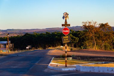 Goias 'taki Bonfinopolis şehrinde demiryolu geçidi..
