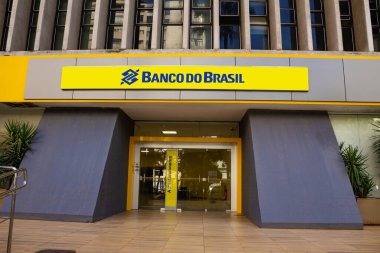 Goias 'taki Goiania şehrindeki Brezilya Bankası' nın cephesi. Ön görünüm ve yatay biçim.