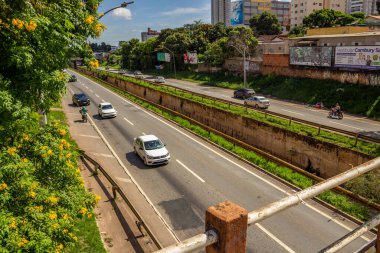 Marjinal Botafogo 'nun Viyadük' ün üstünden çekilmiş bir bölümü. Viyadük 'ün bir tarafından bak. Şehrin trafik akışında önemli bir cadde..