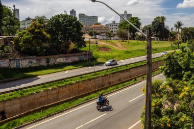 Marjinal Botafogo 'nun bir bölümü, sakin bir günde viyadüğün tepesinden fotoğraflandı. Yan görünüm.