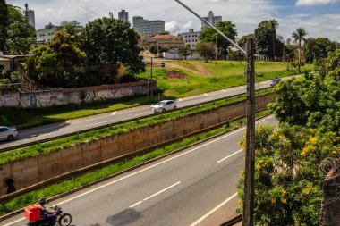 Marjinal Botafogo 'nun bir kısmı viyadük üzerinden fotoğraflandı. Şehrin trafik akışının önemli bir akışı. Yan görünüm.