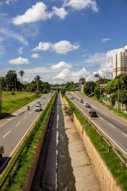 Marjinal Botafogo 'nun bir kısmı viyadük üzerinden fotoğraflandı. Şehrin trafik akışının önemli bir akışı. Dikey biçim.