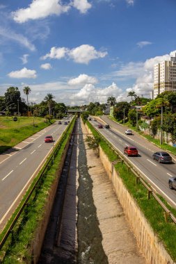 Marjinal Botafogo 'nun bir kısmı viyadük üzerinden fotoğraflandı. Şehrin trafik akışının önemli bir akışı. Dikey biçim.
