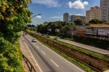 Marjinal Botafogo 'nun bir kısmı viyadük üzerinden fotoğraflandı. Şehrin trafik akışının önemli bir akışı. Yan görünüm.
