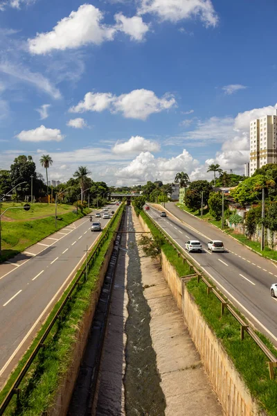 stock image A stretch of Marginal Botafogo photographed from above the viaduct. An important flow of the city's traffic flow. Vertical format.