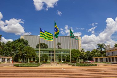Goiania 'nın merkezindeki panoramik manzara. Üç bayrak havada. Brezilya, Goias ve Goiania bayrağı.