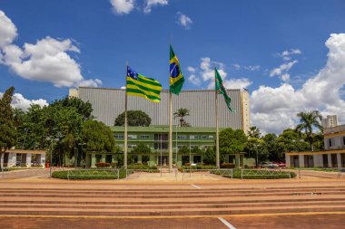 Goiania 'nın merkezindeki panoramik manzara. Üç bayrak havada. Brezilya, Goias ve Goiania bayrağı.