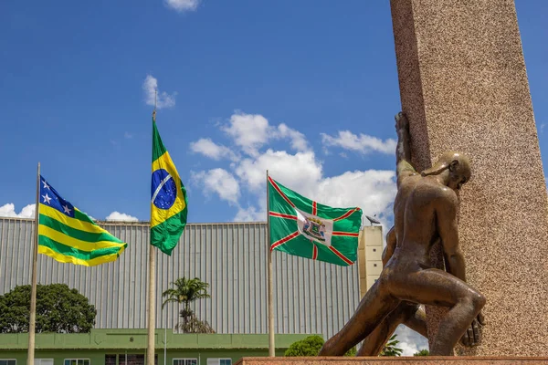 位于Goiania市中心的市民广场上 挂满了三面国旗的三个民族的纪念碑 — 图库照片