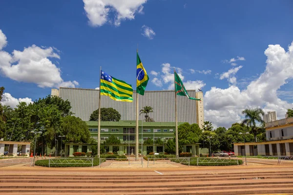 Goiania 'nın merkezindeki panoramik manzara. Üç bayrak havada. Brezilya, Goias ve Goiania bayrağı.