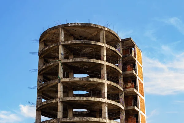 レンガとセメントで建てられた構造が 未完成で放棄され 後ろの青い空 — ストック写真