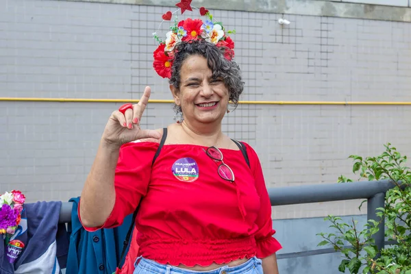 Una Mujer Vestida Con Ropa Roja Haciendo Lula Foto Tomada — Foto de Stock