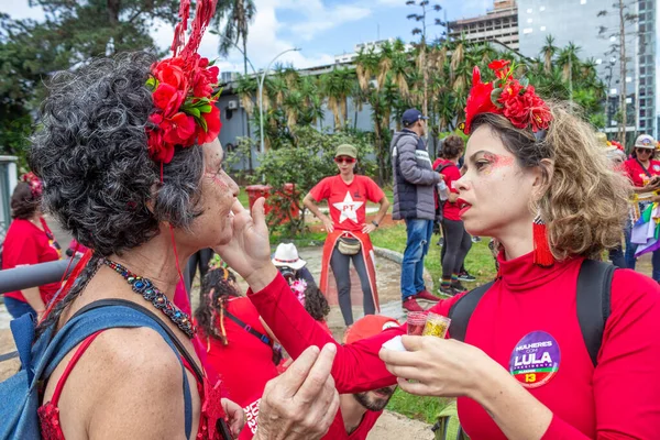 一个女人在另一个女人的脸上闪烁着光芒在巴西总统就职典礼期间拍摄的照片 — 图库照片