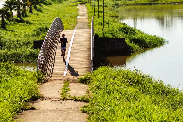 Anicuns Şehrindeki Rio Dos Bois Köprüsünde Koşan Biri — Stok fotoğraf
