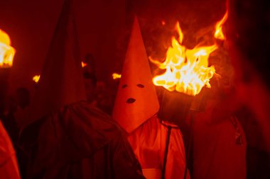 Brezilya 'nın Goias şehrinde tipik bir festival olan Fogareu' nun geçit töreninde elinde ateşle fener tutan bir farrikoko..