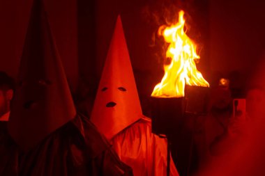 Brezilya 'nın Goias şehrinde tipik bir festival olan Fogareu' nun geçit töreninde elinde ateşle fener tutan bir farrikoko..