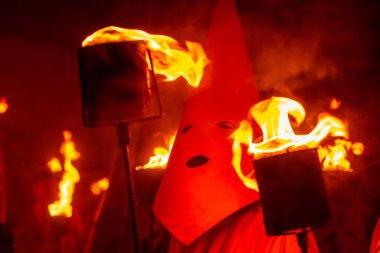 Brezilya 'nın Goias kentindeki Fogareu geçit töreninde elinde meşaleyle bir farricoco' nun yakın çekimi..