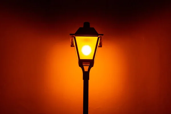 夜になるとライトアップされたヴィンテージストリートライトのポール — ストック写真