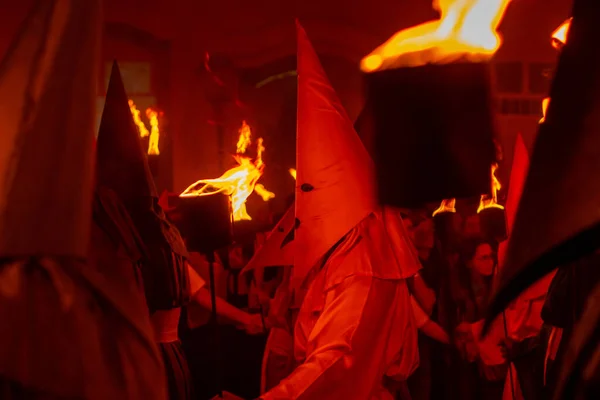 Grupa Farricocos Nosząca Tradycyjne Tuniki Trzymająca Płonące Pochodnie Procesja Fogareu — Zdjęcie stockowe
