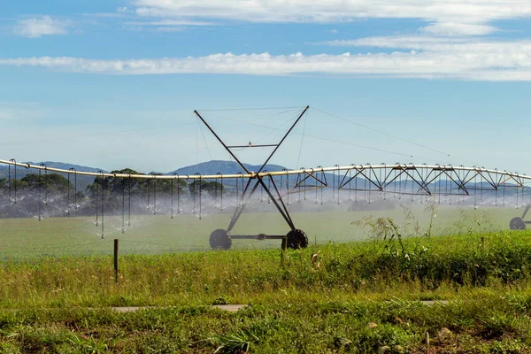 Detalhe Uma Máquina Irrigação Regando Cultura Crescimento Dia Claro Com — Fotografia de Stock