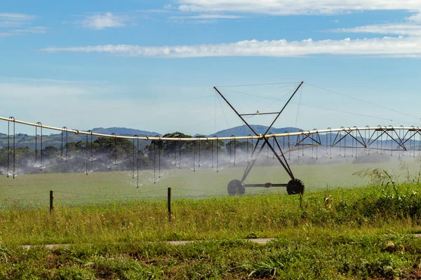 栽培作物を潤す灌漑機械の詳細空のいくつかの雲と晴れた日に — ストック写真