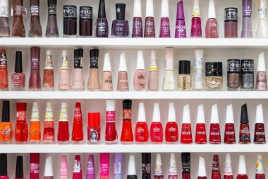 Bir güzellik salonunun rafında sergilenen çeşitli oje koleksiyonu..