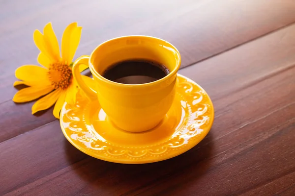 Eine Gelbe Tasse Mit Kaffee Und Sonnenblume Auf Einem Holztisch — Stockfoto