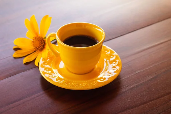 Una Taza Amarilla Con Café Girasol Sobre Una Mesa Madera — Foto de Stock