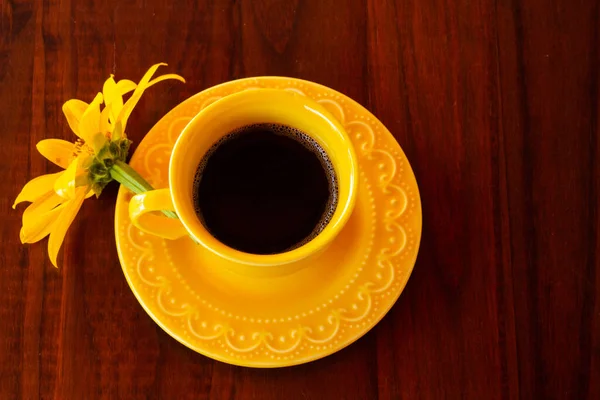 Eine Gelbe Tasse Kaffee Auf Einer Untertasse Und Eine Sonnenblume — Stockfoto