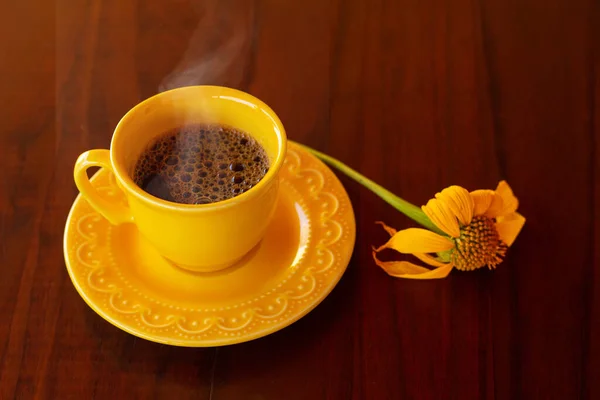 Eine Gelbe Tasse Mit Dampfendem Kaffee Mit Einer Untertasse Und — Stockfoto