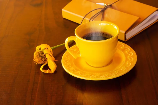 Eine Gelbe Tasse Mit Kaffee Einer Untertasse Und Einem Notizbuch — Stockfoto
