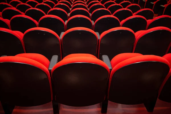 Несколько Рядов Красных Кресел Пустом Театре — стоковое фото