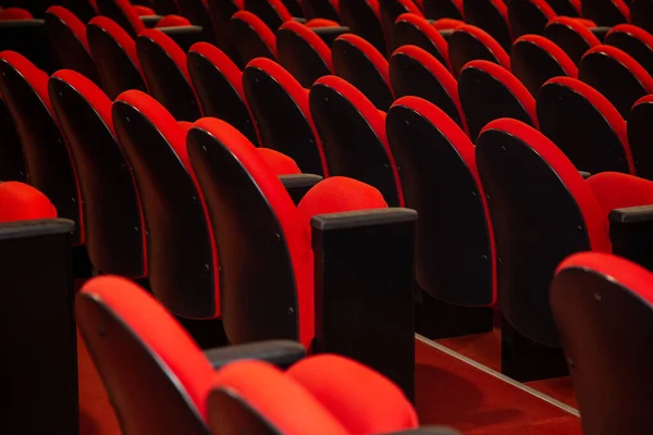 Несколько Рядов Красных Кресел Пустом Театре — стоковое фото