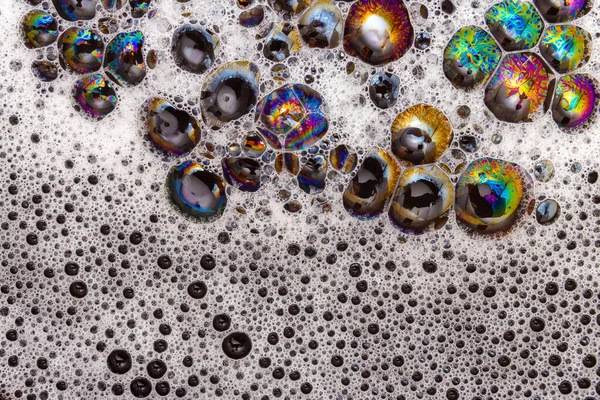 Λεπτομέρεια Υφής Αφρού Φυσαλίδες Που Αντανακλούν Διάφορα Χρώματα Μαύρη Επιφάνεια — Φωτογραφία Αρχείου