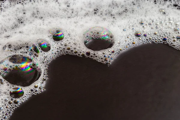 Λεπτομέρεια Μακροεντολή Από Μαύρη Επιφάνεια Υγρή Αφρό Σαπουνιού — Φωτογραφία Αρχείου