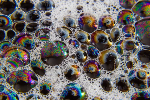 Részlet Hab Textúra Buborékok Tükrözik Különböző Színek Egy Fekete Felületen — Stock Fotó