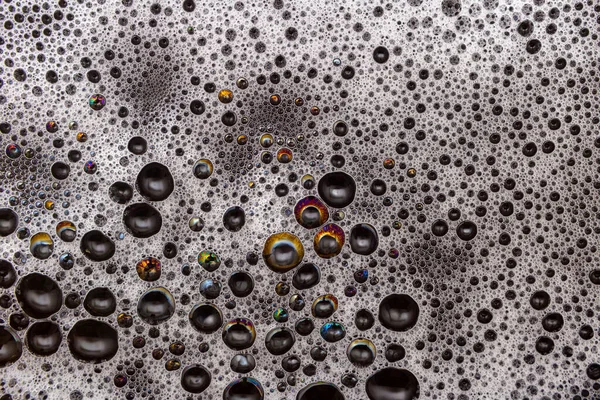 Rincian Tekstur Busa Dengan Gelembung Yang Memantulkan Berbagai Warna Pada — Stok Foto