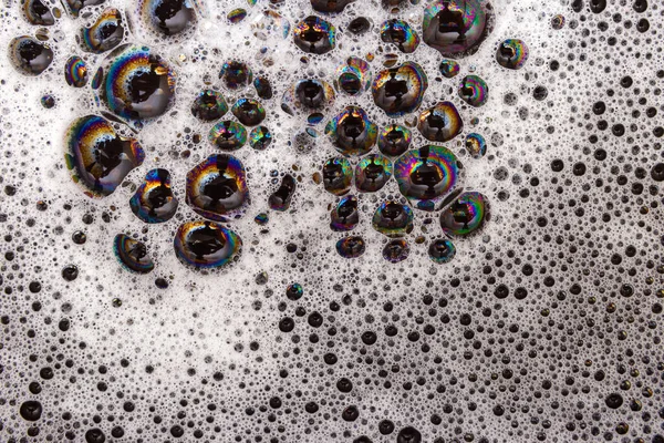 Деталь Текстури Піни Бульбашками Відображають Різні Кольори Чорній Поверхні — стокове фото