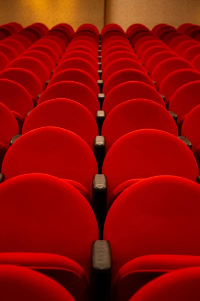 Несколько Рядов Красных Кресел Пустом Кинотеатре — стоковое фото