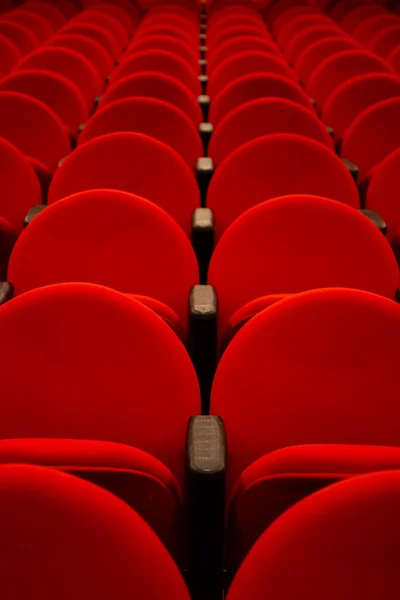 Unas Cuantas Filas Sillones Rojos Teatro Vacío —  Fotos de Stock
