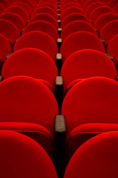 空の劇場で赤いアームチェアのいくつかの行 — ストック写真