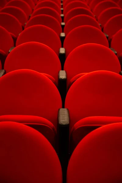 Несколько Рядов Красных Кресел Пустом Кинотеатре — стоковое фото