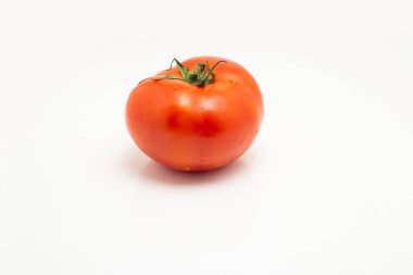 Beyaz arka planda güzel, olgun, kırmızı bir domates..